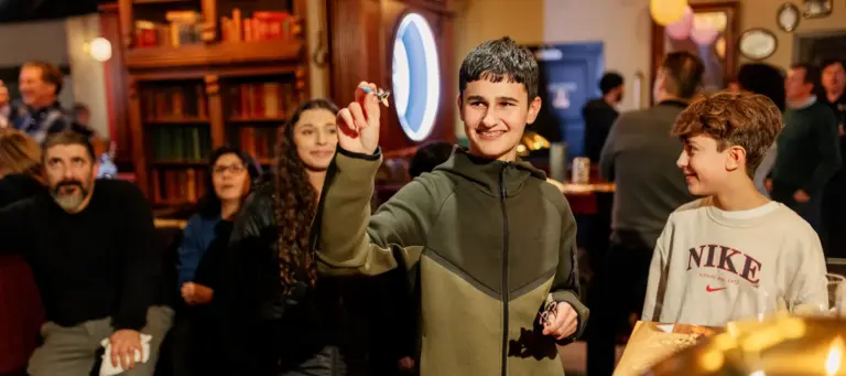 Gutt som spiller flyby digital dart.