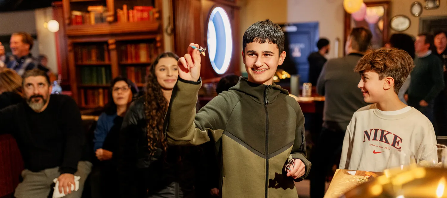 Gutt som spiller flyby digital dart.