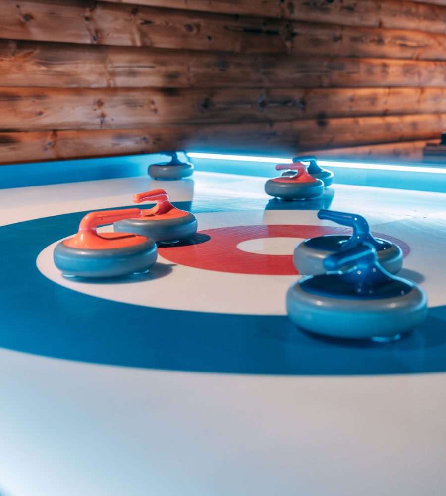 Curling steiner på en innendørs streetcurling bane