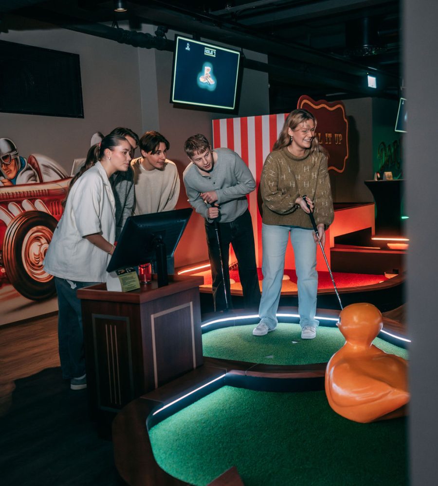 En gjeng som koser seg på sommerfest